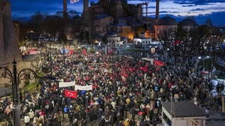 On binler sabah namaz�nda bulu�tu: Galata K�pr�s�'nde Filistin hayk�r���