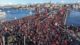 On binler sabah namaz�nda bulu�tu: Galata K�pr�s�'nde Filistin hayk�r���