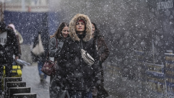 Uyar�lar pe� pe�e gelmi�ti: �stanbul g�ne karla uyand�