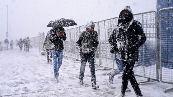 Uyar�lar pe� pe�e gelmi�ti: �stanbul g�ne karla uyand�