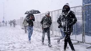 Uyar�lar pe� pe�e gelmi�ti: �stanbul g�ne karla uyand�