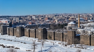 Diyarbak�r'da kartpostall�k manzaralar: Etraf beyaz �rt�yle kapland�