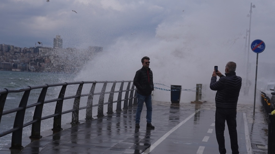 �stanbul'da lodos: Sahillerde dev dalgalar olu�tu