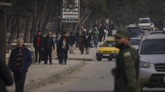 Halep'te ter�r operasyonu: Siviller g�venli b�lgeye ge�iyor