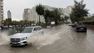 �zmir'de sa�anak ve f�rt�na alarm�: A�a�lar devrildi, caddeleri su bast�