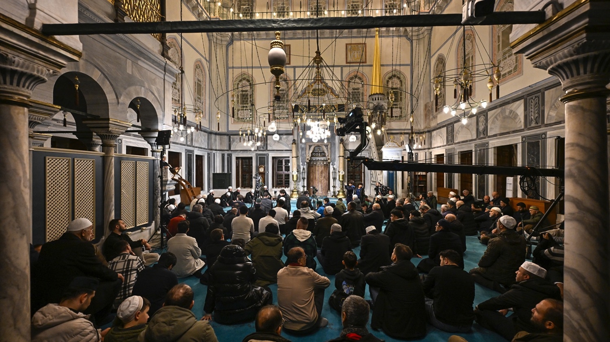 Eller semaya a��ld�: Mira� Kandili dualarla idrak edildi