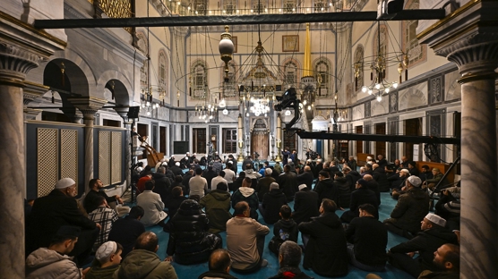 Eller semaya y�kseldi: Mira� Kandili dualarla idrak edildi