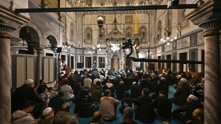 Eller semaya y�kseldi: Mira� Kandili dualarla idrak edildi