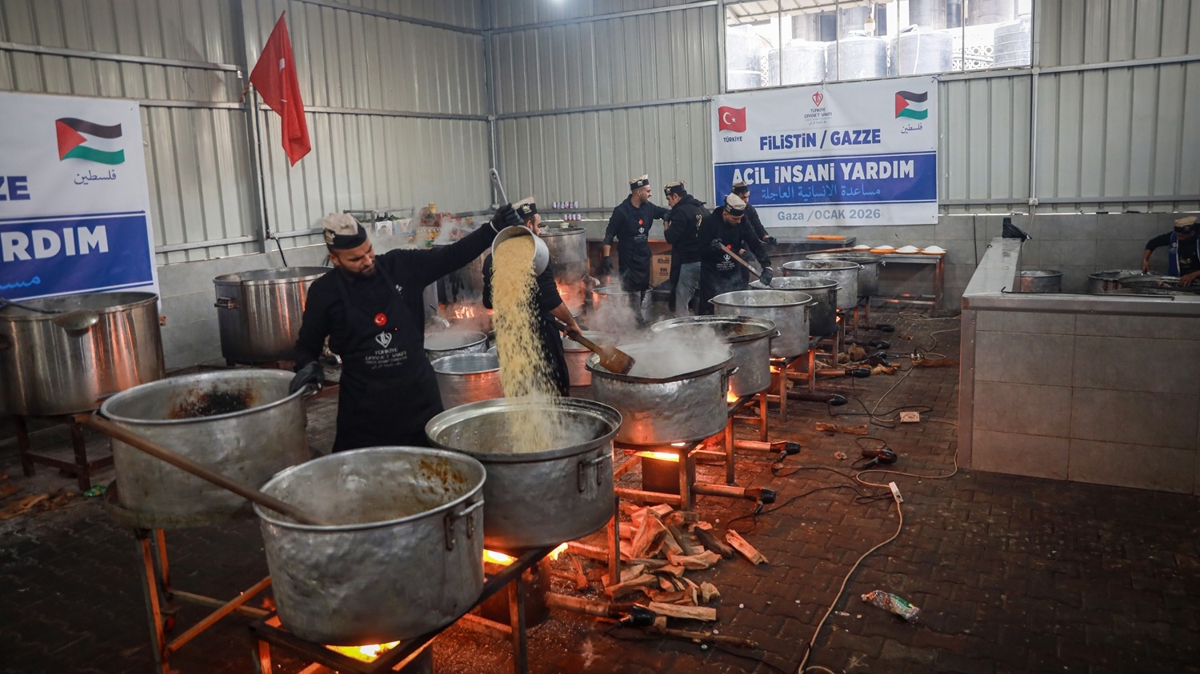 T�rkiye'den Gazze'ye yard�m eli: TDV, yerinden edilen Filistinlilere yemek da��tt�