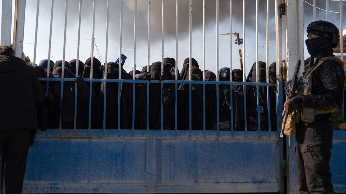 Hol Kamp�'ndaki mahkumlar serbest b�rak�lmalar� i�in hapishane kap�s�nda topland�