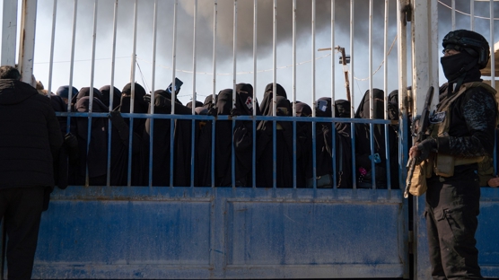 Hol Kamp�'ndaki mahkumlar serbest b�rak�lmalar� i�in hapishane kap�s�nda topland�