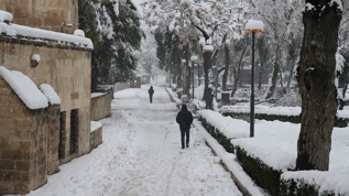 Yurttan kar manzaralar�: Etraf beyaz �rt�yle kapland�