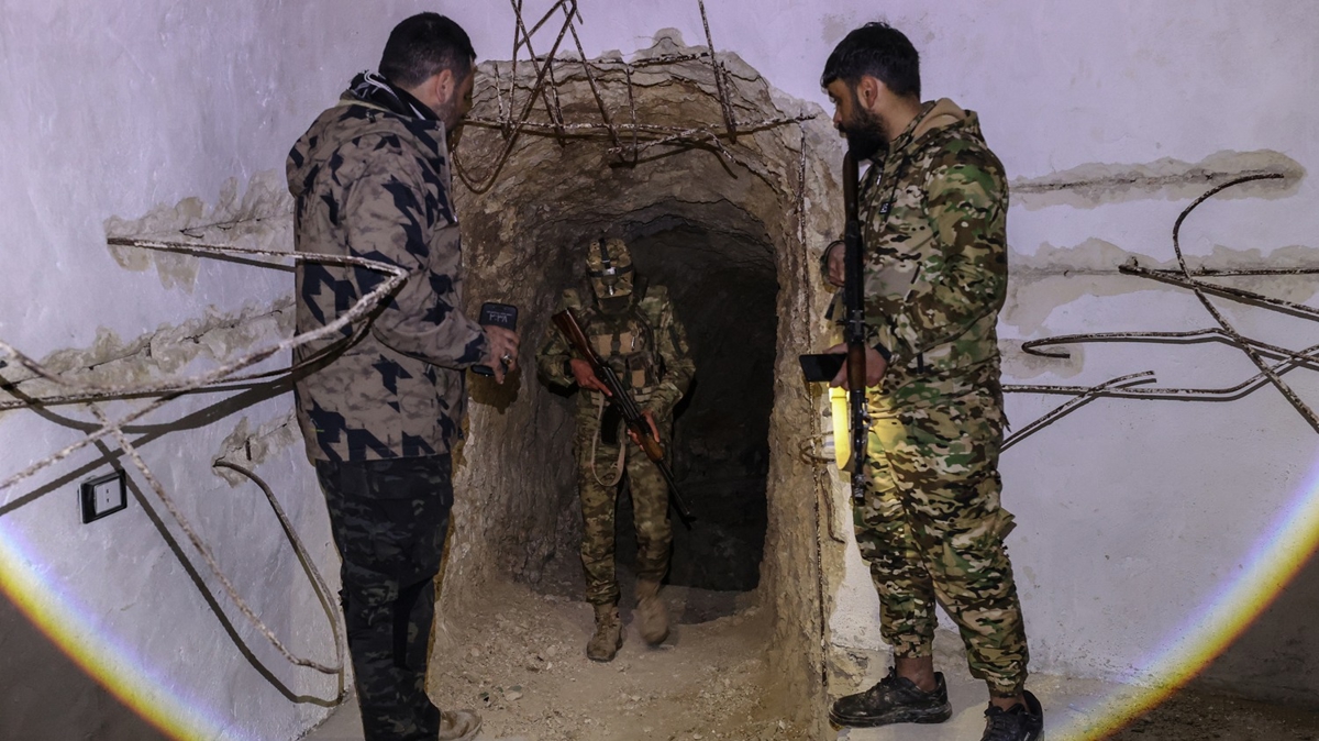 Ayn �sa'da YPG'nin evlerin i�inden a�t��� t�neller g�r�nt�lendi