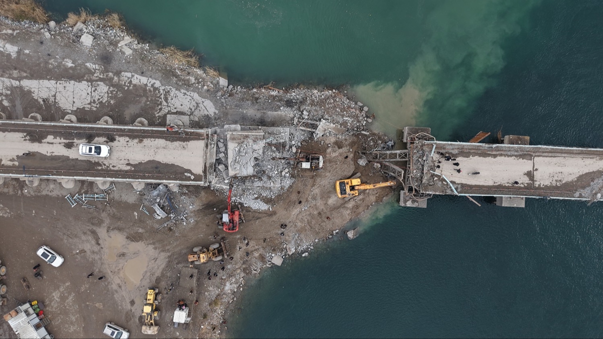 Ter�ristlerin y�kt��� k�pr�lere tadilat! Suriye yeniden in�a ediliyor