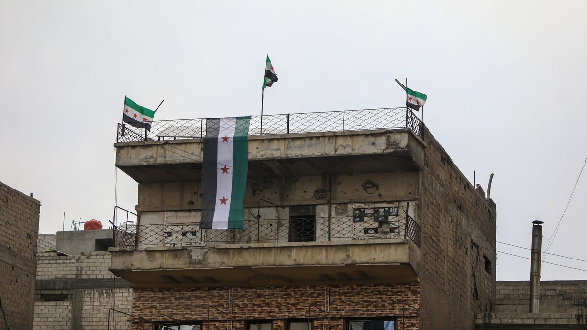 Suriye bayra�� sokaklarda dalgalan�yor: Rakka ter�rden ar�nd�r�ld�