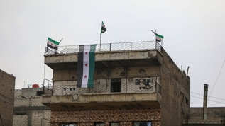 Suriye bayra�� sokaklarda dalgalan�yor: Rakka ter�rden ar�nd�r�ld�