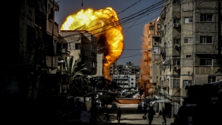 Soyk�r�mc� �srail'den Gazze'ye hava sald�r�s�: Alev ve dumanlar y�kseldi