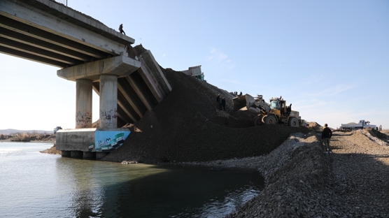 YPG'nin Aynularab'da patlatt��� k�pr�y� halk kendi imkanlar�yla onar�yor