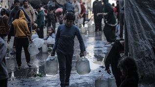 Gazze'de insani kriz: Filistinlilere i�me suyu da��t�ld�