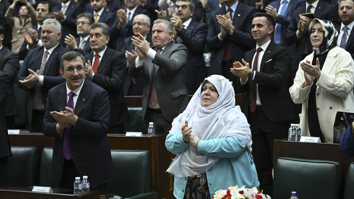 Cumhurba�kan� Erdo�an'�n davetiyle Meclis'e geldi: Zeynep G�ne� grup toplant�s�nda