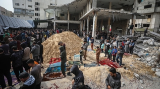 Soyk�r�mc� �srail harabeye �evirmi�ti: Gazze'de y�k�nt�lar aras�nda Cuma namaz�