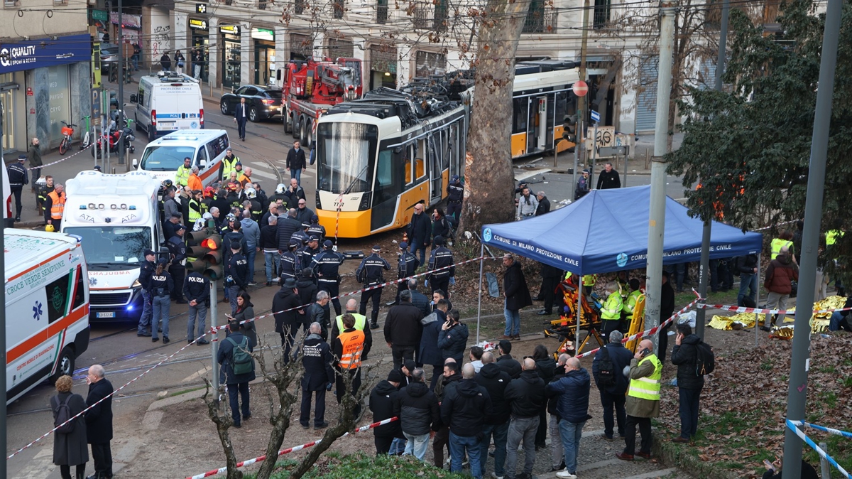 Milano'da tramvay raydan ��karak kaza yapt�