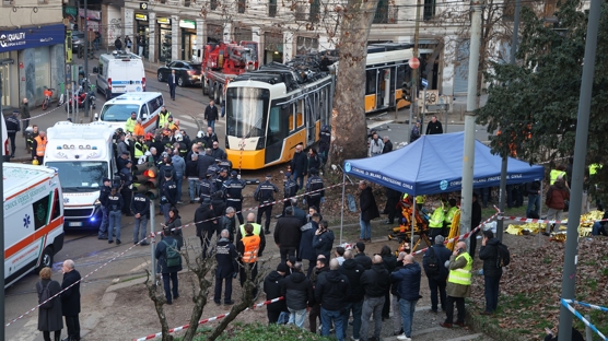 Milano'da tramvay raydan ��karak kaza yapt�