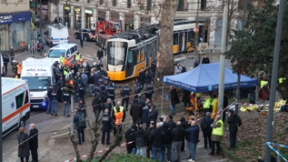 Milano'da tramvay raydan ��karak kaza yapt�