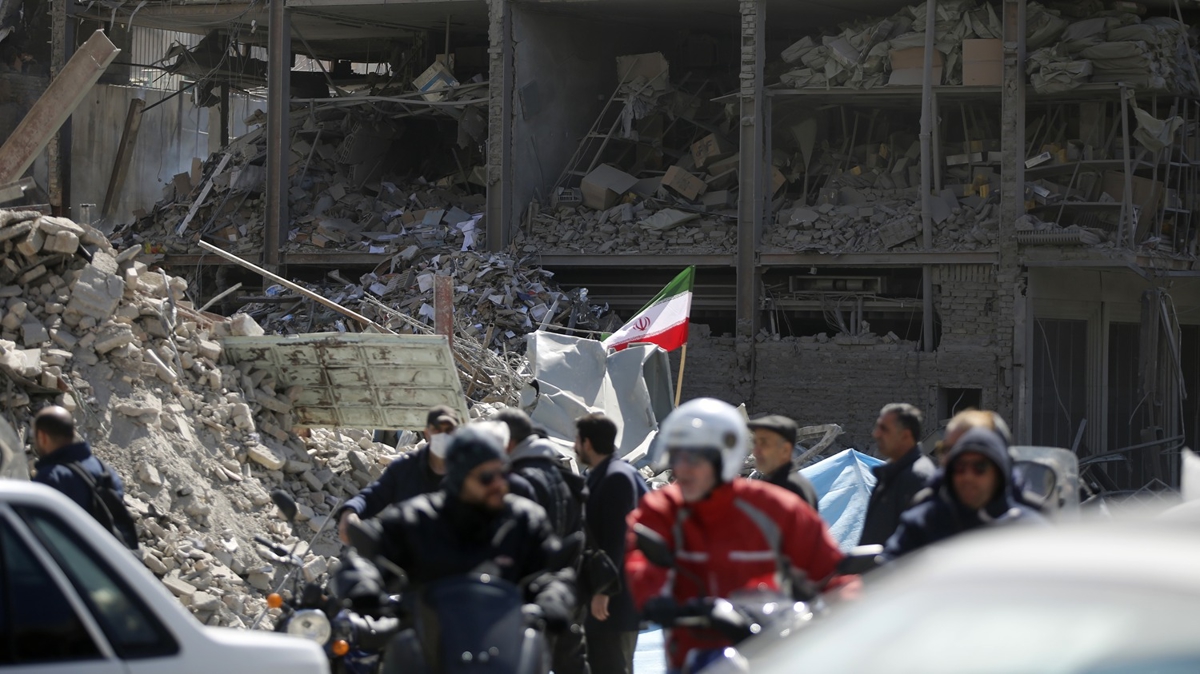 Orta Do�u yang�n yeri: Tahran sokaklar� enkaza d�nd�