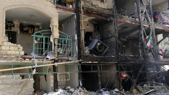 Tahran sokaklar� harabeye d�nd�: Soyk�r�mc� �srail'den a��r bombard�man