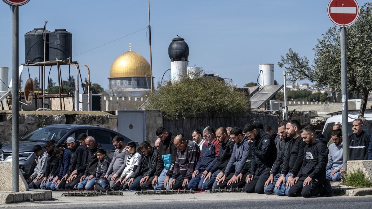 Katil �srail'den Mescid-i Aksa k�s�tlamas�: Cuma namaz� sokakta k�l�nd�