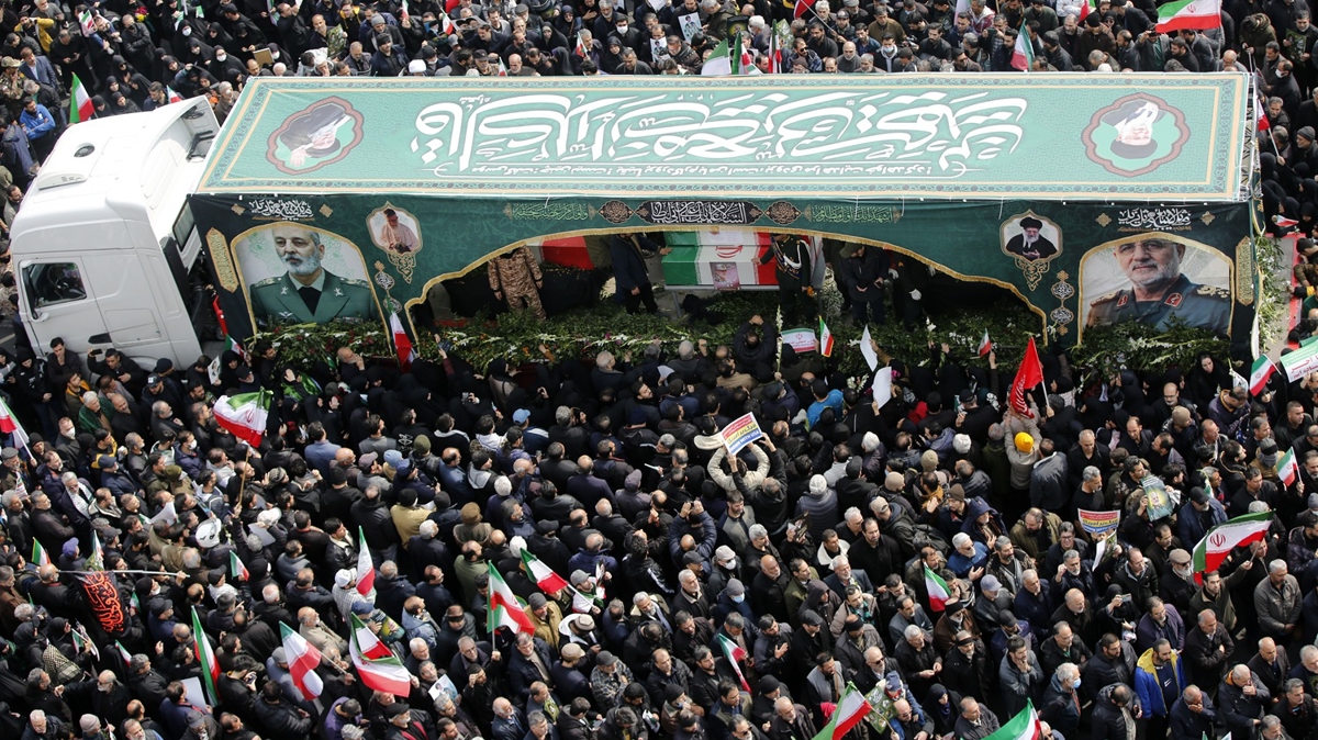 Tahran'da cenaze t�reni: On binlerce ki�i �nk�lap Meydan�'na ak�n etti