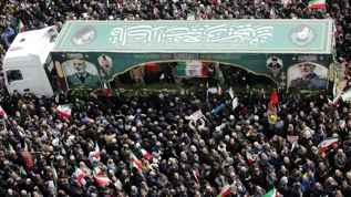 Tahran'da cenaze t�reni: On binlerce ki�i �nk�lap Meydan�'na ak�n etti