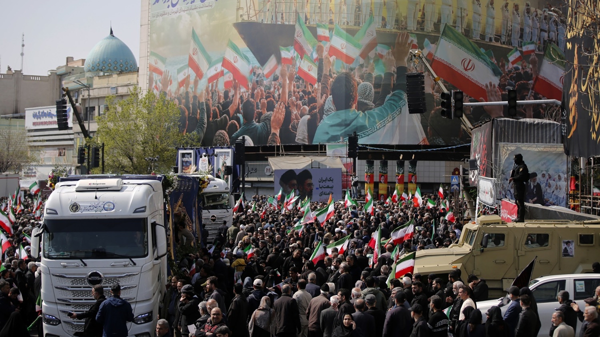 �ran'da yas: Laricani ve denizciler i�in cenaze t�reni