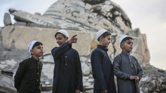 Gazze'de buruk bayram: Enkaz aras�nda namaz k�l�nd�