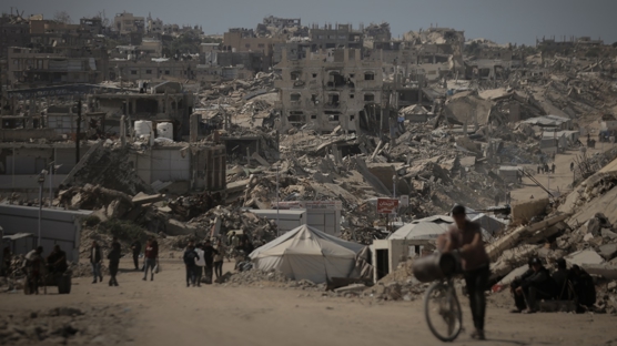 Gazze'de evleri y�k�lan binlerce Filistinli, ya�am m�cadelesi veriyor