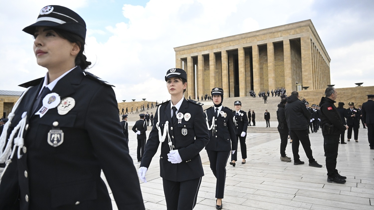 Emniyet te�kilat�n�n 181. y�l�: T�rk polisinden An�tkabir'e anlaml� ziyaret