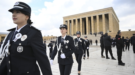 Emniyet te�kilat�n�n 181. y�l�: T�rk polisinden An�tkabir'e anlaml� ziyaret