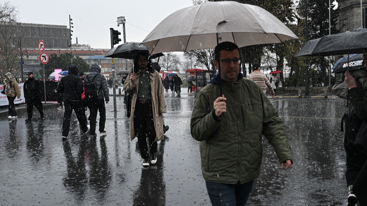 �stanbul haz�rl�ks�z yakaland�: Aniden bast�ran sa�anak hayat� fel� etti