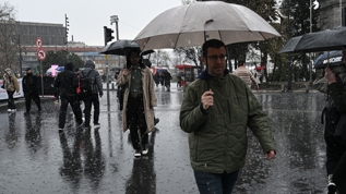 �stanbul haz�rl�ks�z yakaland�: Aniden bast�ran sa�anak hayat� fel� etti