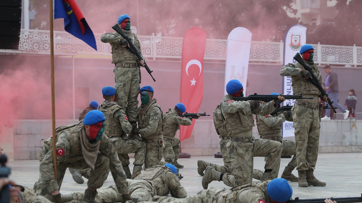 �anl�urfa'da jandarmadan nefes kesen g�steri: �lgiyle takip edildi