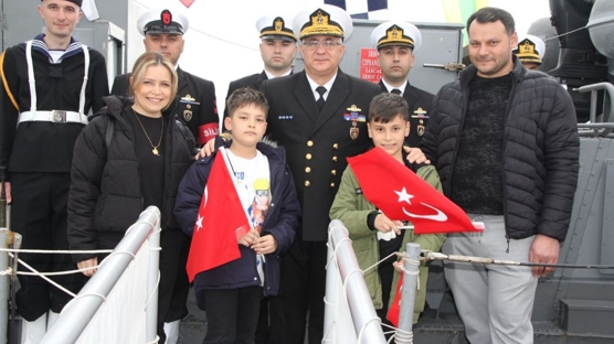 23 Nisan'a �zel! TCG Tayfun h�cumbotu ile TCSG-15 Sahil G�venlik botu ziyarete a��ld�