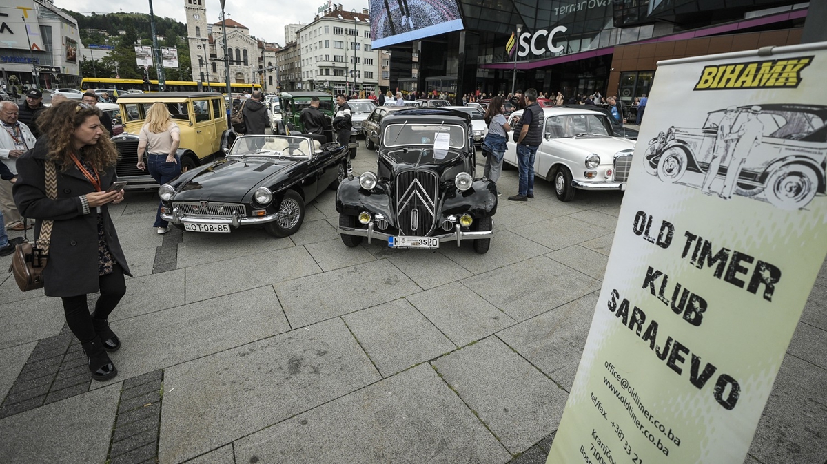 Saraybosna'da klasik otomobil r�zgar�: 60'tan fazla ara� sergilendi