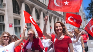 ABD'de T�rk r�zgarlar� esiyor! New York'ta 43. T�rk G�n� Y�r�y��� co�kusu