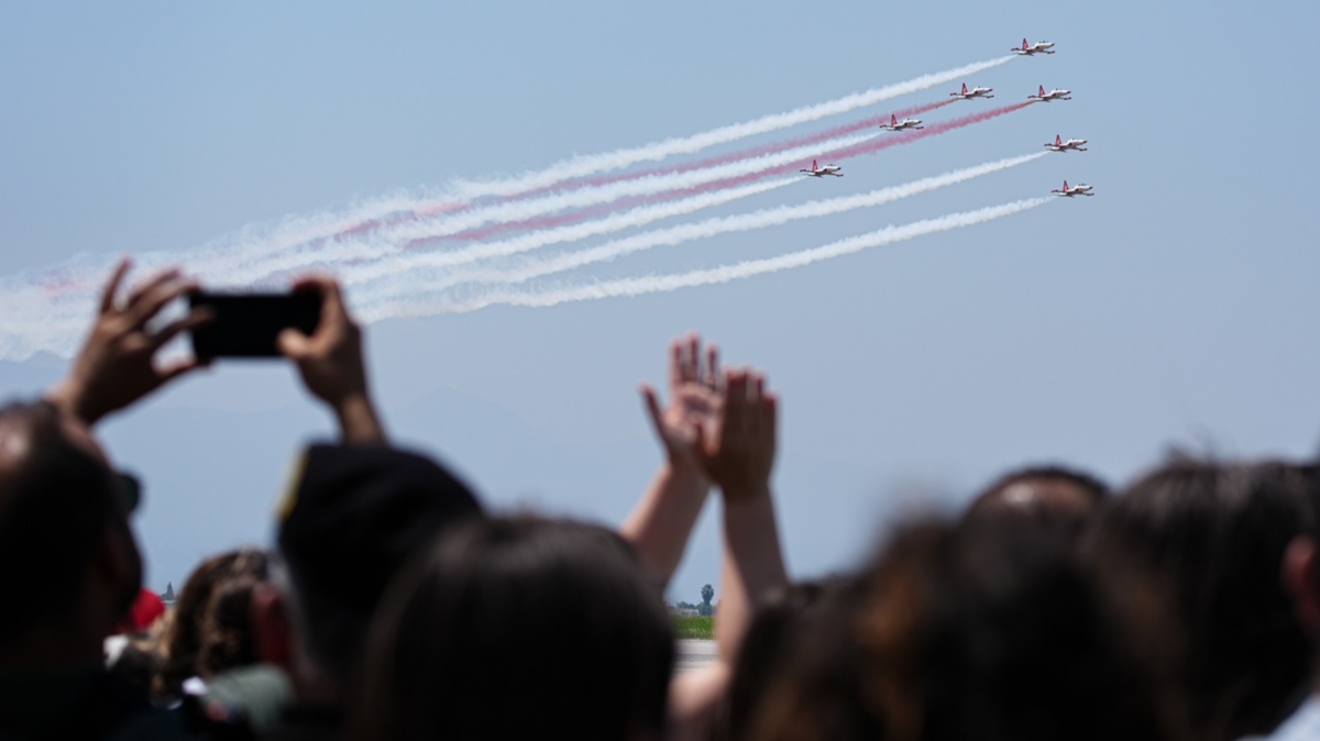 �zmir'de nefes kesen g�steri: Ziyaret�iler festivale ak�n etti