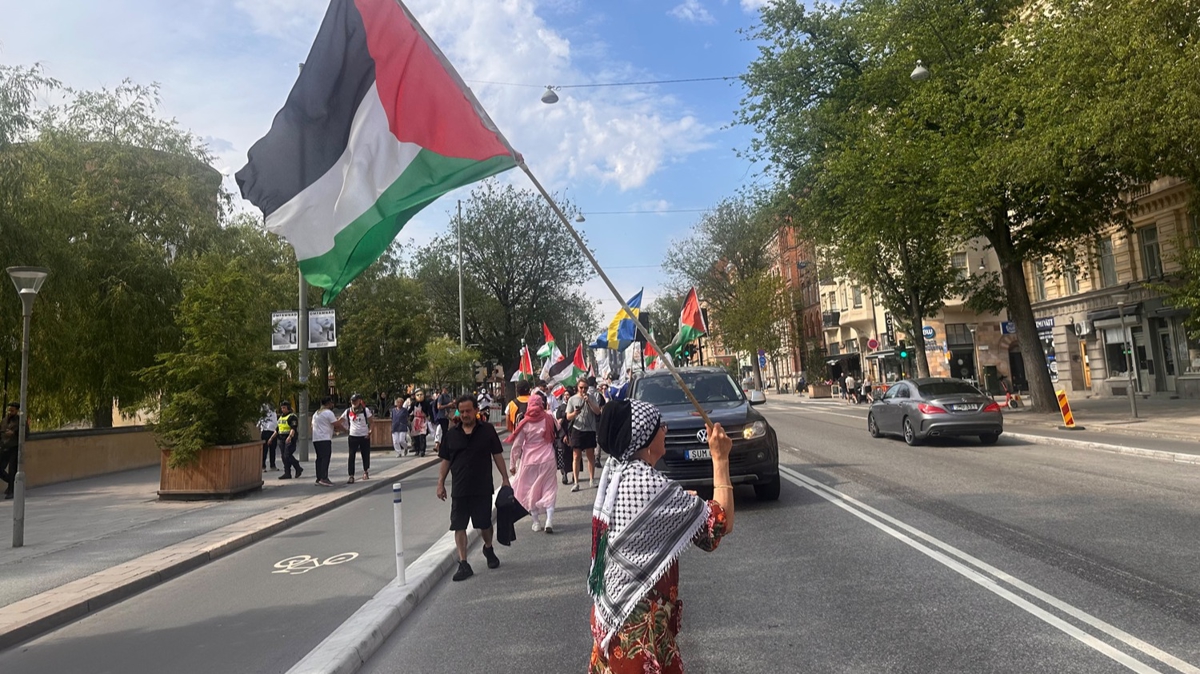 Stockholm'de soyk�r�mc� �srail'e protesto! Filistin bayraklar�yla meydanlara indiler