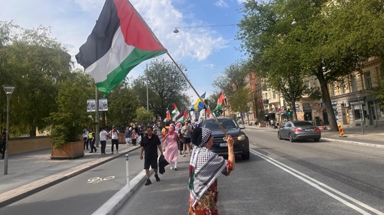 Stockholm'de soyk�r�mc� �srail'e protesto! Filistin bayraklar�yla meydanlara indiler
