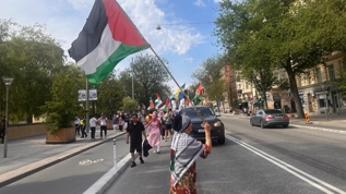 Stockholm'de soyk�r�mc� �srail'e protesto! Filistin bayraklar�yla meydanlara indiler