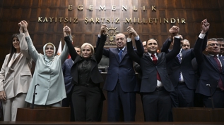 CHP'den istifa edip AK Parti'ye kat�ld�: Rozetini Cumhurba�kan� Erdo�an takt�