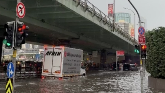 �stanbul sele teslim! Aniden bast�ran sa�anak ya�am� fel� etti